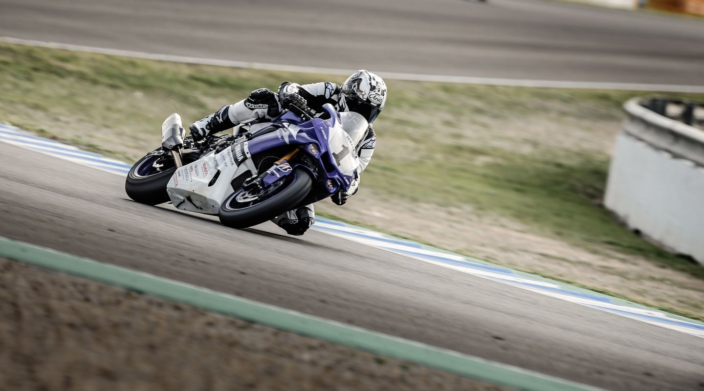 Knee down with the Yamaha R1